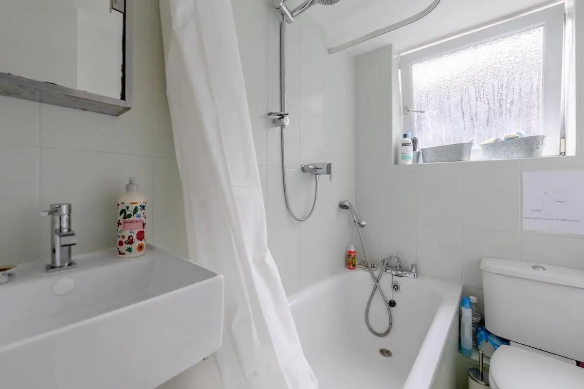 Convenient 1 Bedroom Apartment In Dalston London 0*,
